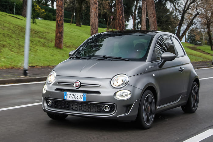 Fiat 500 Hybride grise dans le garage Expo FIAT à Nice