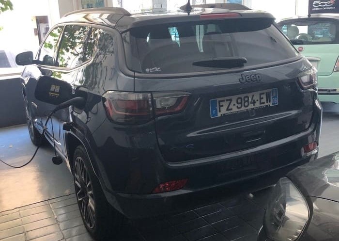 Chargement d'une JEEP dans le garage Expo à Nice