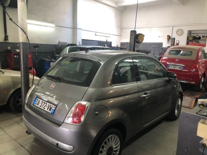 fiat 500 grise en réparation dans le garage Expo à Nice